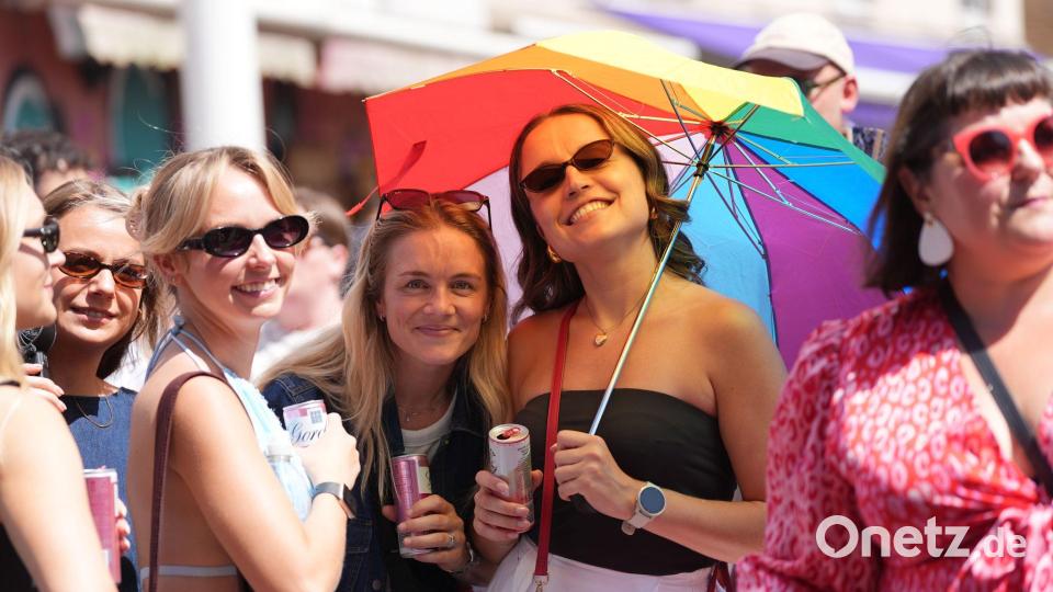 Bei strahlendem Sonnenschein feiert Brighton die Pride Parade. Bild: Yui Mok/PA Wire/dpa