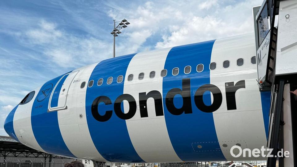 In den Farben des Stadtrivalen 1860 München: Der Flieger, der die Bayern-Stars nach Asien bringt. Bild: Christian Kunz/dpa