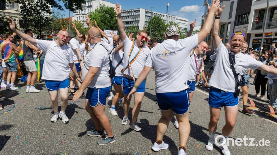 Tanzen auf der Pride Parade in Hamburg Bild: Markus Scholz/dpa