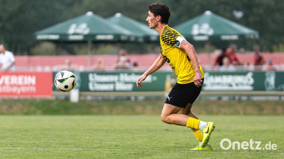 Der SC Luhe-Wildenau setzt sich im Duell gegen den FC Amberg mit 3:1 durch. Dennis Weidner am Ball. Bild: Hannah Dirscherl