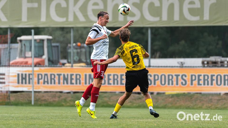 Der SC Luhe-Wildenau setzt sich im Duell gegen den FC Amberg mit 3:1 durch. Maximilian Bauer verteidigt per Kopfball gegen Noah Majdic. Bild: Hannah Dirscherl