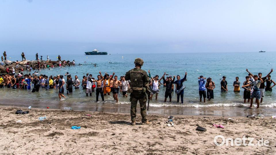 Viele Menschen verschafften sich schwimmend Zugang zu Ceuta - mindestens 67 Menschen überlebten es nicht. (Archivbild) Bild: Antonio Sempere/AP/dpa