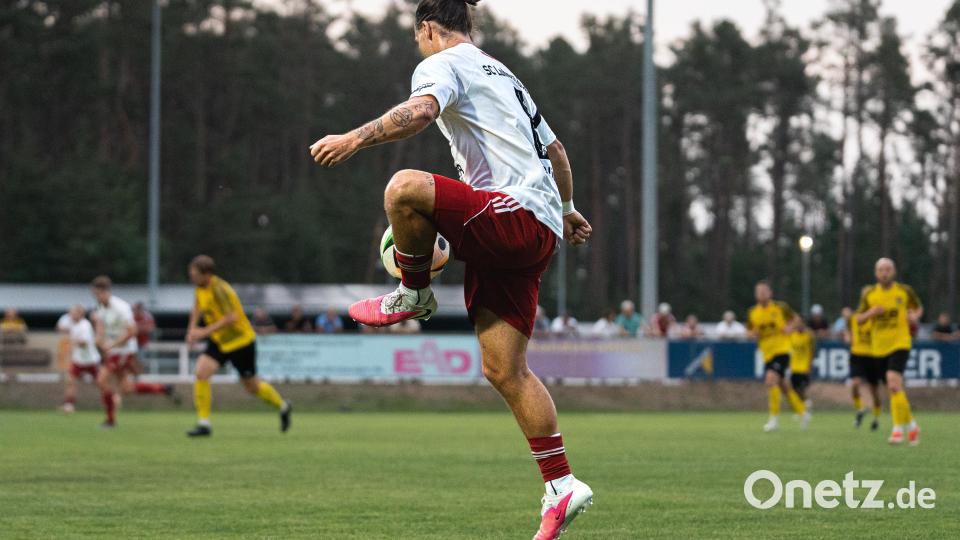Der SC Luhe-Wildenau setzt sich im Duell gegen den FC Amberg mit 3:1 durch. Im Bild: David Bezdicka. Bild: Hannah Dirscherl