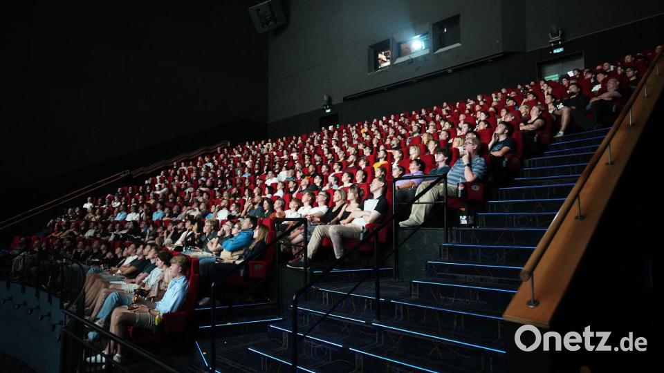 Filmfans aus Europa zieht es in das Prager Kino, wo Nolans neuer Film im Originalformat gezeigt werden kann. (Archivbild) Bild: Petr David Josek/AP/dpa