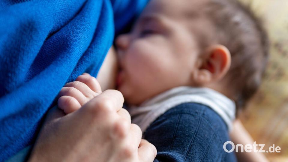 In Deutschland wie weltweit empfehlen Fachleute in den ersten sechs Monate nur Brustmilch. (Archivbild) Bild: Monika Skolimowska/dpa-Zentralbild/dpa