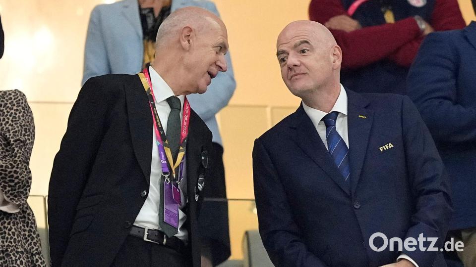 Bernd Neuendorf (l) findet Gianni Infantino gar nicht mehr gut. (Archivbild) Bild: Martin Meissner/AP/dpa