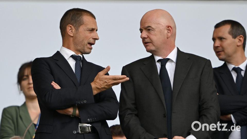 Aleksander Ceferin (l) führt Europas Protest gegen Gianni Infantino an. (Archivbild) Bild: Robert Michael/dpa