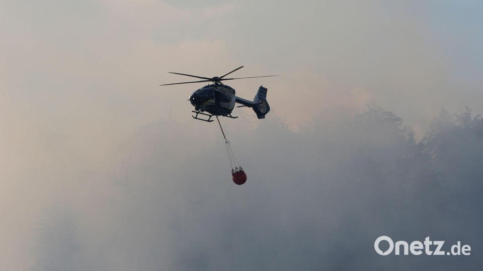 In den Chiemgauer Alpen ist das Feuer gelöscht, doch die Glutnester müssen bekämpft werden - meist per Hand. (Archivbild) Bild: Uwe Lein/dpa