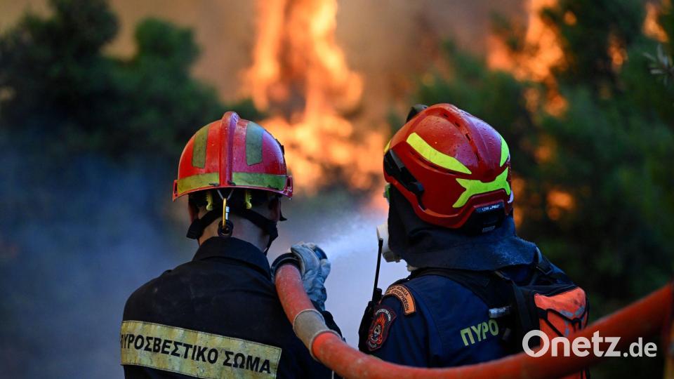 Einsatzkräfte kämpfen nordwestlich von Athen gegen die Flammen. Bild: Michael Varaklas/AP/dpa