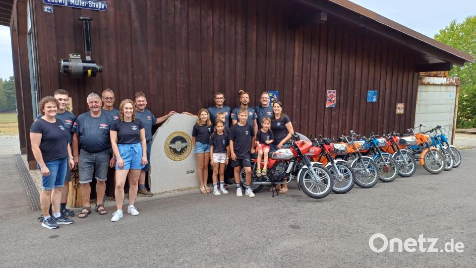 Bereits einen Tag zuvor hatten die Organisatoren im Hinterhof der Werkstatt einen „Zündapp-Gedächtnisstein“ aufgestellt. Bild: Karl Ziegler