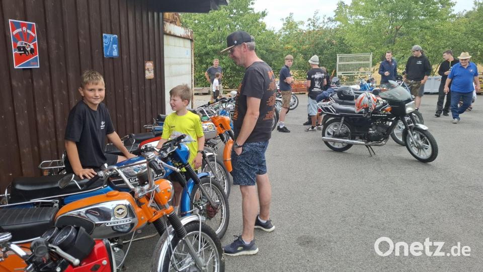 Johannes Schmid (links), Sohn von Sebastian Schmid, wusste bestens über die betagten Mopeds bescheid. Bild: Karl Ziegler