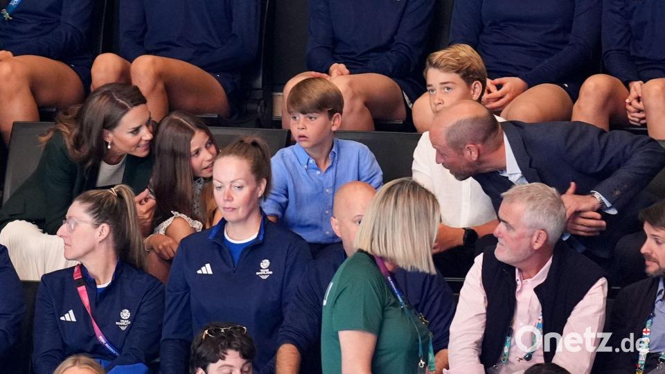 Prinz William (rechts) und Prinzessin Kate (links) kamen mit der ganzen Familie zu den Commonwealth-Spielen. Bild: Owen Humphreys/PA Wire/dpa