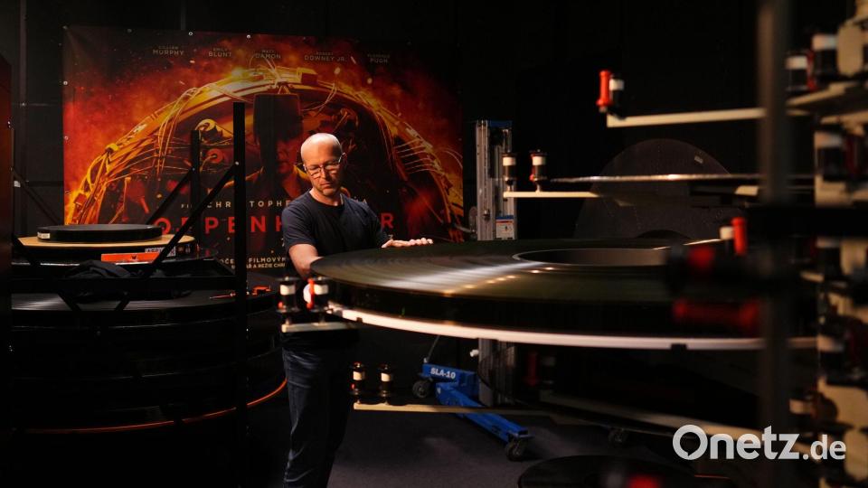 Die Vorführung des 70-mm-Imax-Films ist aufwendig. (Archivbild) Bild: Petr David Josek/AP/dpa