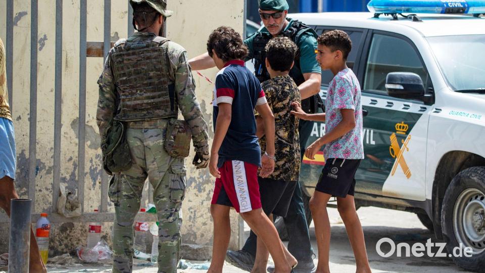 Polizei, Guardia Civil und Militär bleiben in Ceuta mit einem Großaufgebot im Einsatz. Bild: Antonio Sempere/AP/dpa