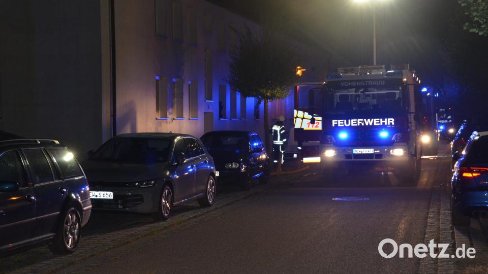 Blaulicht funkelte in den Nachthimmel. Aus allen Himmelsrichtungen kamen Helfer heran. Das ganze Wohnviertel wurde unruhig, viele Bewohner liefen auf die Straße. Bild: Elisabeth Dobmayer