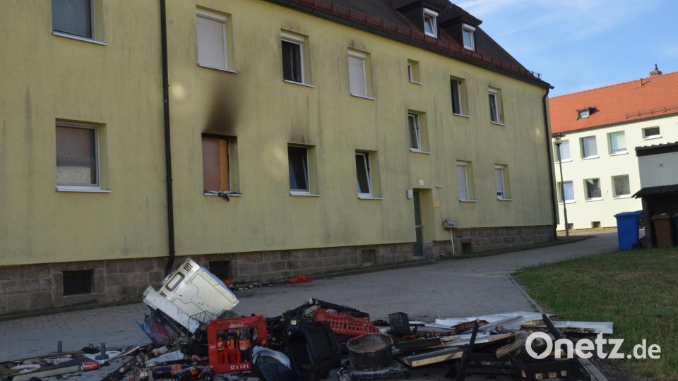 Am Morgen danach deuten die rußgeschwärzte Außenwand und zerstörtes Interieur auf den nächtlichen Brand in dem Mehrfamilienhaus hin. Bild: Elisabeth Dobmayer