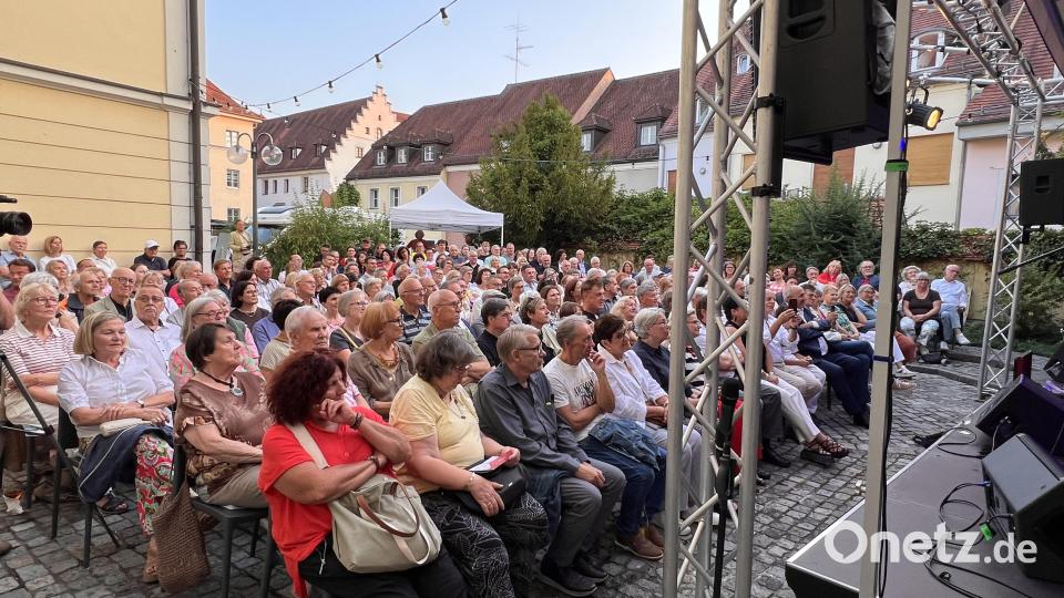 Die Plätze im Innenhof der Stadtbibliothek waren ausverkauft. Bild: Marianne Moosburger