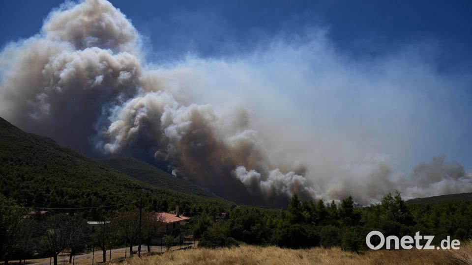 Westlich von Athen brennt es weiterhin. Bild: Michael Varaklas/AP/dpa