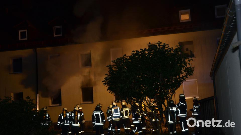 Rauch quillt aus den Fenstern: Der Notruf ging um 23.50 Uhr Leitstelle ein. Betroffen war ein von fünf Parteien bewohntes Gebäude. Bild: Elisabeth Dobmayer