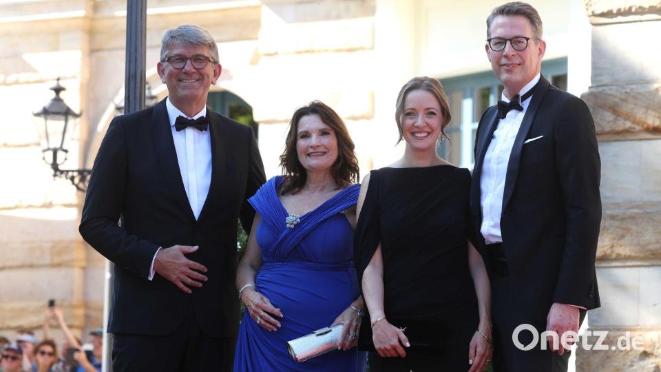 Auf dem roten Teppich: Kulturstaatsminister Weimer, seine Frau Christiane, Bayerns Kunstminister Markus Blume und seine Frau Aurelia (v. l.). (Archivbild) Bild: Karl-Josef Hildenbrand/dpa