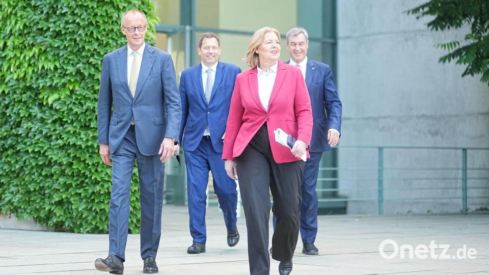 Die SPD-Vorsitzenden Bärbel Bas und Lars Klingbeil wird in der Partei vorgehalten, als Teil der Regierung von Friedrich Merz (CDU) zu wenig SPD-Politik durchsetzen zu können. (Archivfoto) Bild: Michael Kappeler/dpa