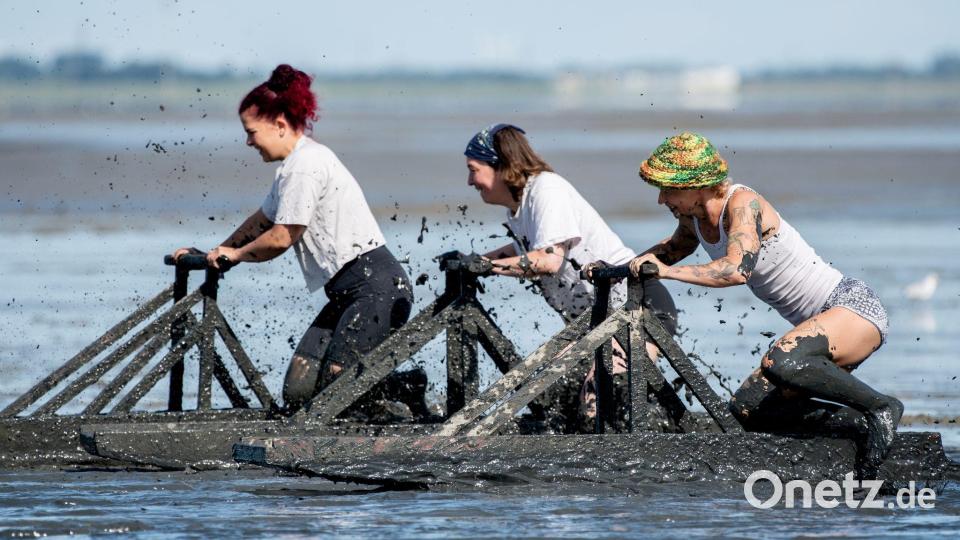 Teilnehmerinnen starten bei den deutschen Meisterschaften im Schlickrutschen im Rahmen des "Watt en Schlick Fest" am Strand von Dangast. Bild: Hauke-Christian Dittrich/dpa