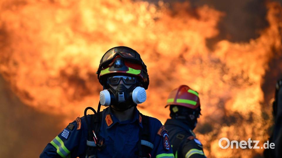 Ein Feuerwehrmann steht vor den lodernden Flammen nordwestlich von Athen. Bild: Michael Varaklas/AP/dpa
