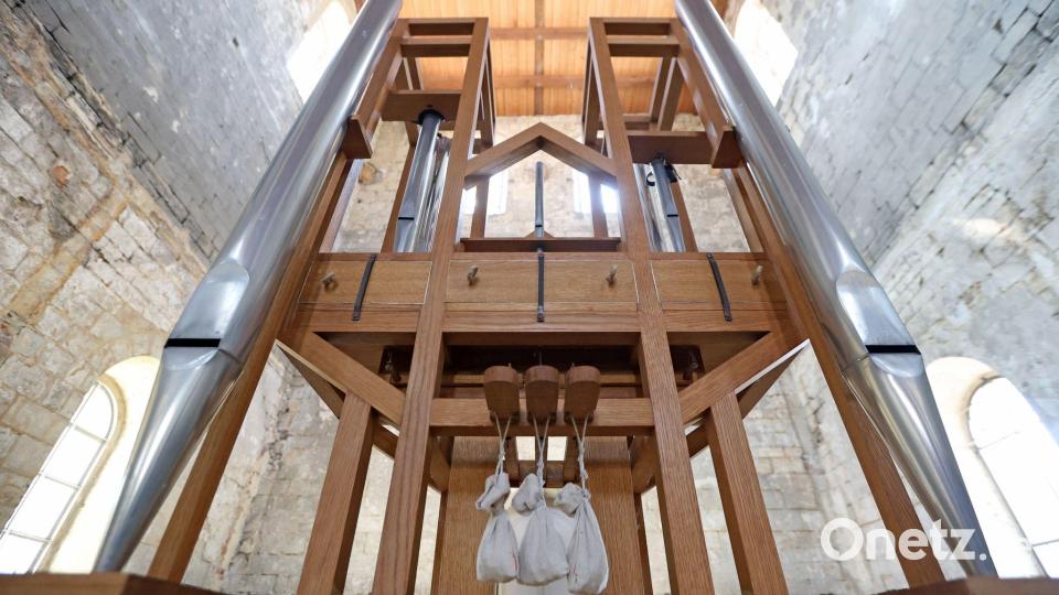 Blick auf die Orgel, die ohne Organisten auskommt. Bild: Matthias Bein/dpa
