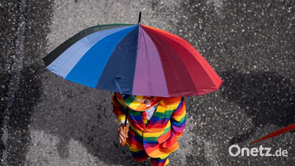 Eine Person in einem Regenbogenanzug nimmt an der Vancouver Pride Parade teil. Bild: ETHAN CAIRNS/The Canadian Press/AP/dpa