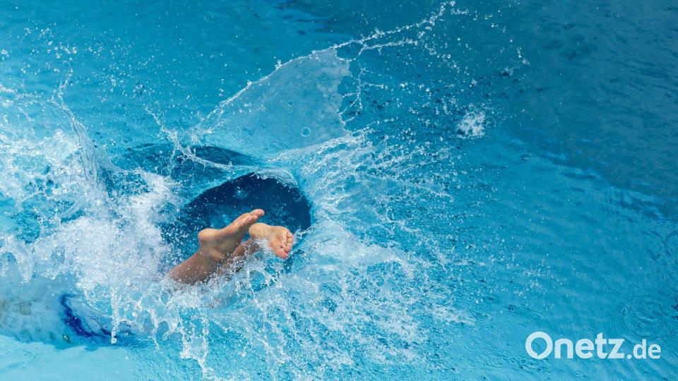 Das Untertauchen ins kühle Wasser half Pawlik, in ihrer Trauer sich wieder selbst zu spüren. (Symbolbild) Bild: Thomas Warnack/dpa