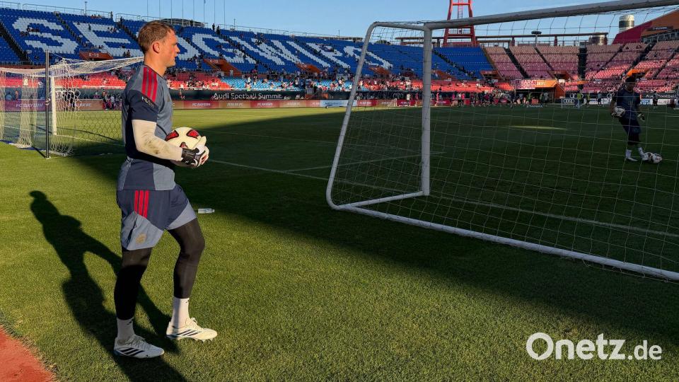 Bayern-Torhüter Manuel Neuer wurde beim Training bejubelt. Bild: Christian Kunz/dpa