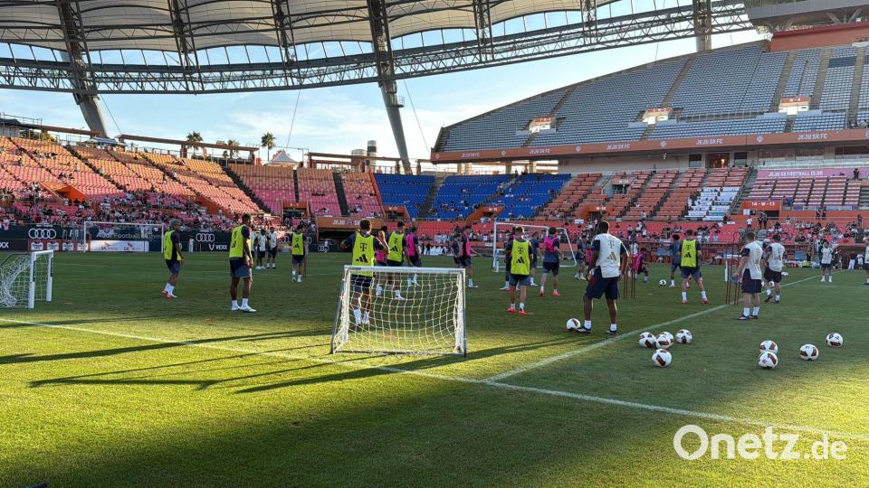 Der FC Bayern beim öffentlichen Training im Jeju World Cup Stadium. Bild: Christian Kunz/dpa