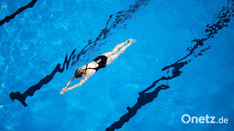 „Analytisch kann man unter Wasser nicht sein, nur emotional“, sagt Pawlik über ihre Bahnen im Schwimmbecken. (Symbolbild) Bild: Julian Stratenschulte/dpa