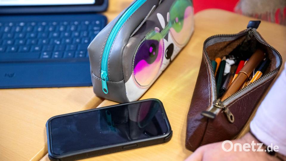 Liegt das Smartphone auf dem Schreibtisch, geht der Blick häufiger dorthin. (Archivbild) Bild: Sina Schuldt/dpa