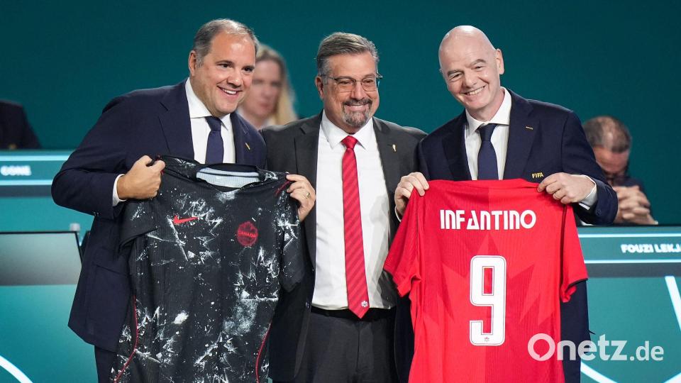 Victor Montagliani (l) posierte beim letzten FIFA-Kongress noch mit Gianni Infantino (r). (Archivbild) Bild: Darryl Dyck/The Canadian Press/AP/dpa