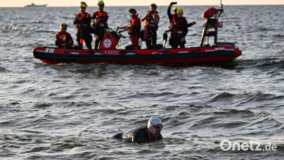 Polnischer Langstreckenschwimmer Bartlomiej Kubkowski durchschwimmt die Ostsee. Bild: Marcin Bielecki/PAP/dpa