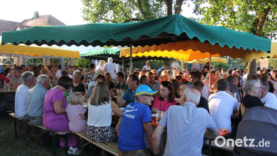 Unter den idyllischen Bäumen und in den Zelten herrschte beim Weinfest in Wondreb beste Stimmung. Bild: Konrad Rosner