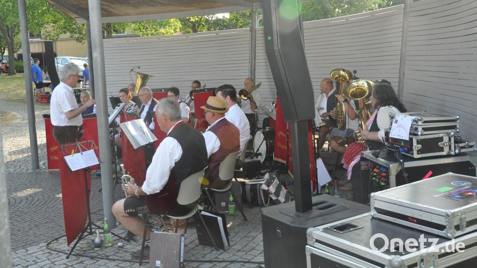 Ein Sommer voller Musik, Begegnungen und unvergesslicher Abende fand mit der Vohenstraußer Blasmusik am Sonntagabend einen klangvollen Abschluss im Generationenpark. Bild: Elisabeth Dobmayer