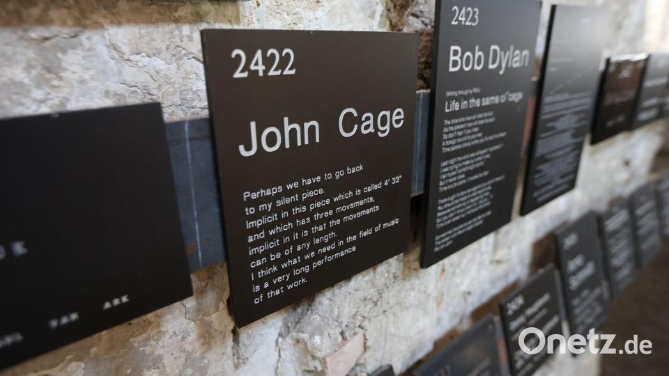 Für jedes Jahr des Projekts gibt es eine Stiftungstafel an den Innenwänden der Burchardi-Kirche. Einige Tafeln sind Promis gewidmet, auch Cage selbst. Bild: Matthias Bein/dpa