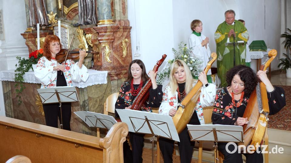 Nicht nur instrumental gestaltete das Quartett aus Lwiw feierlich den Gottesdienst, auch der Gesang der vier Frauen beeindruckte sehr. Bild: bkr