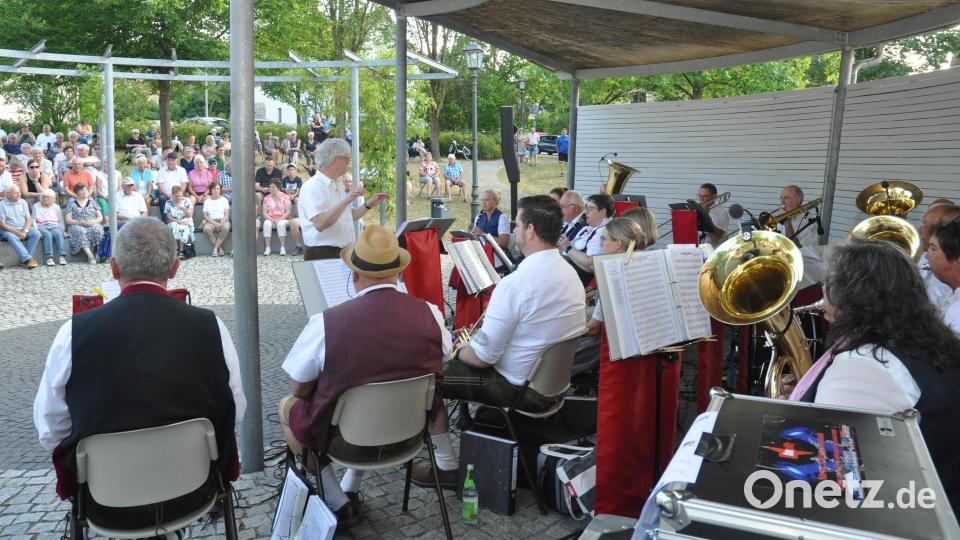 Die Vohenstraußer Blasmusik unter Leitung von Johannes Gruber gestaltete am Sonntagabend die letzte Serenade im Generationenpark. Bild: Elisabeth Dobmayer