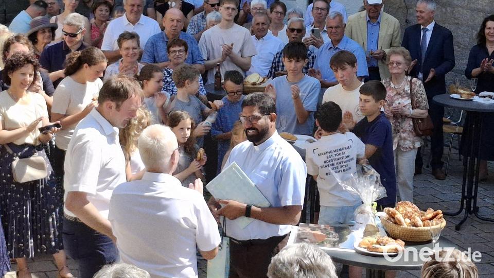 Die Mitglieder der Pfarrgemeinde nehmen in Flossenbürg Abschied von Pfarrvikar John Palathinkal. Bild: Sonja Sczech