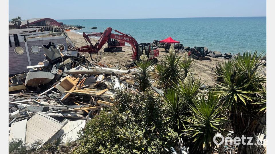 Abrissbagger statt Strandbesucher: In Ostia wird abgerissen. Bild: Christoph Sator/dpa
