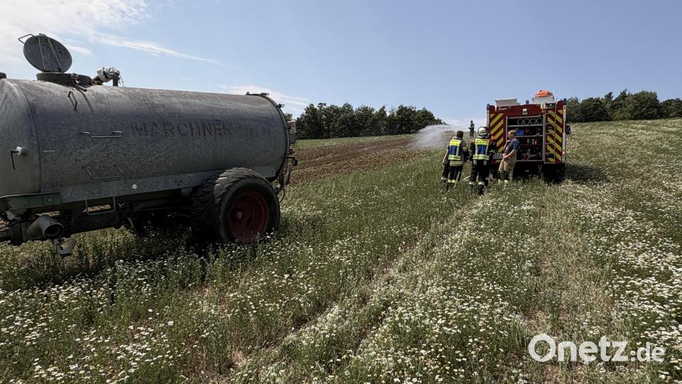 Wiesenbrand bei Dauching: Ein Landwirt konnte mit Grubber und Güllefass schon löschen, bevor die Feuerwehr da war. Die Einsatzkräfte sprühten dann noch Wasser über die Brandfläche und die danebenliegende Wiese, um ein erneutes Aufflammen auszuschließen. Bild: Lukas Büchold