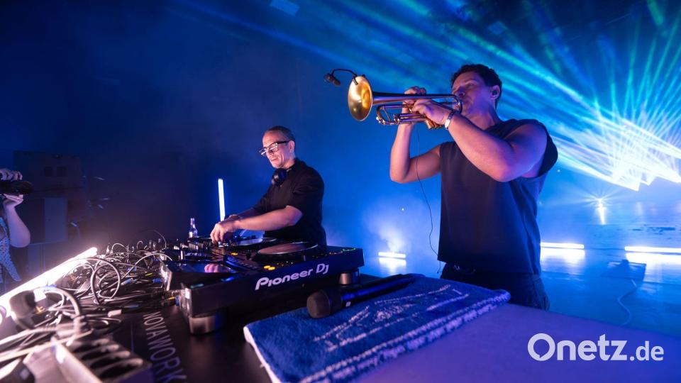 Der Trompeter Lahos unterstützt DJ Alle Farben. Bild: Pia Bayer/dpa