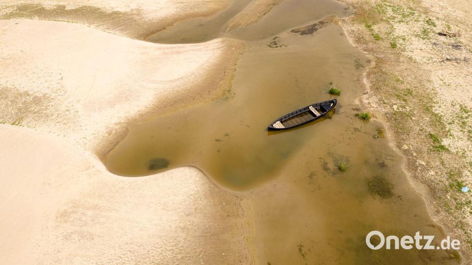 Auf dem Trockenen: Bei Niedrigwasser an der Donau in Rumänien liegt ein Boot im Sand. Bild: Vadim Ghirda/AP/dpa