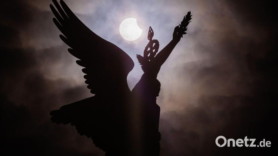 Die bislang letzte partielle Sonnenfinsternis über Deutschland war am 29.3.25 zu sehen - wie hier bei der Siegessäule in Berlin. (Archivbild) Bild: Christoph Soeder/dpa