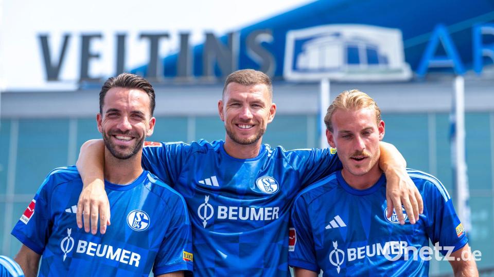 Edin Dzeko und die Jungs. Bild: David Inderlied/dpa