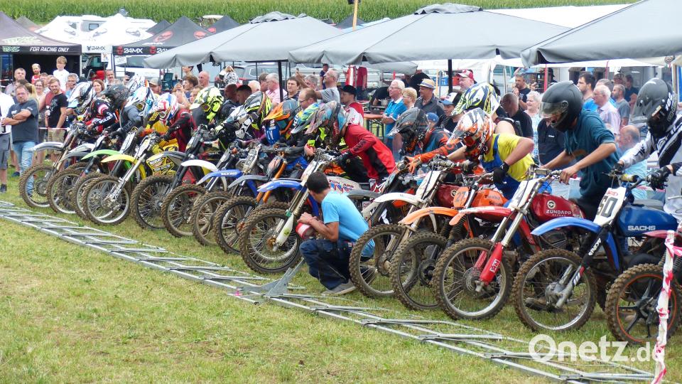Der Start zum Mofarennen in Neukirchen. Archivbild: Heidi Franitza