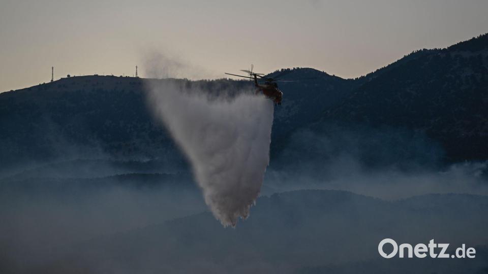 Für die Piloten der Löschhubschrauber sind die Einsätze sehr gefährlich. Bild: Michael Varaklas/AP/dpa